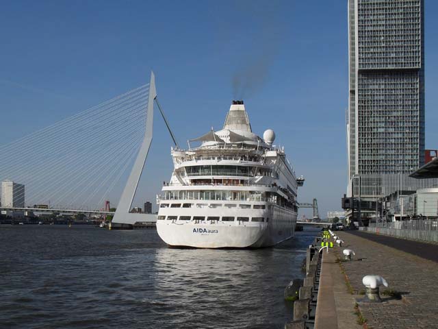 Cruiseschip ms AIDAaura aan de Cruise Terminal Rotterdam